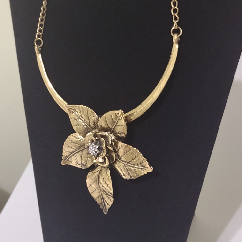 Flower Pendant Fashion Necklace - Picture 6 of 6